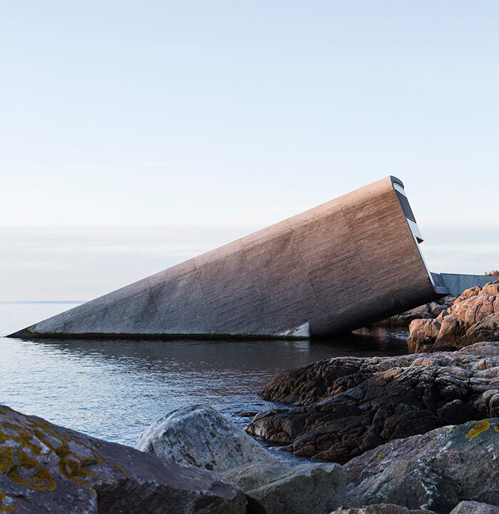 underwater window restaurant Norway3