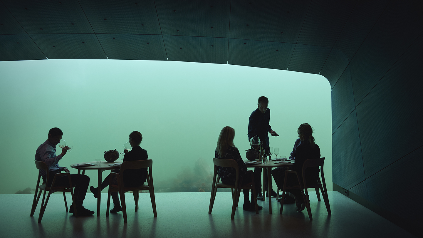 underwater window restaurant Norway4